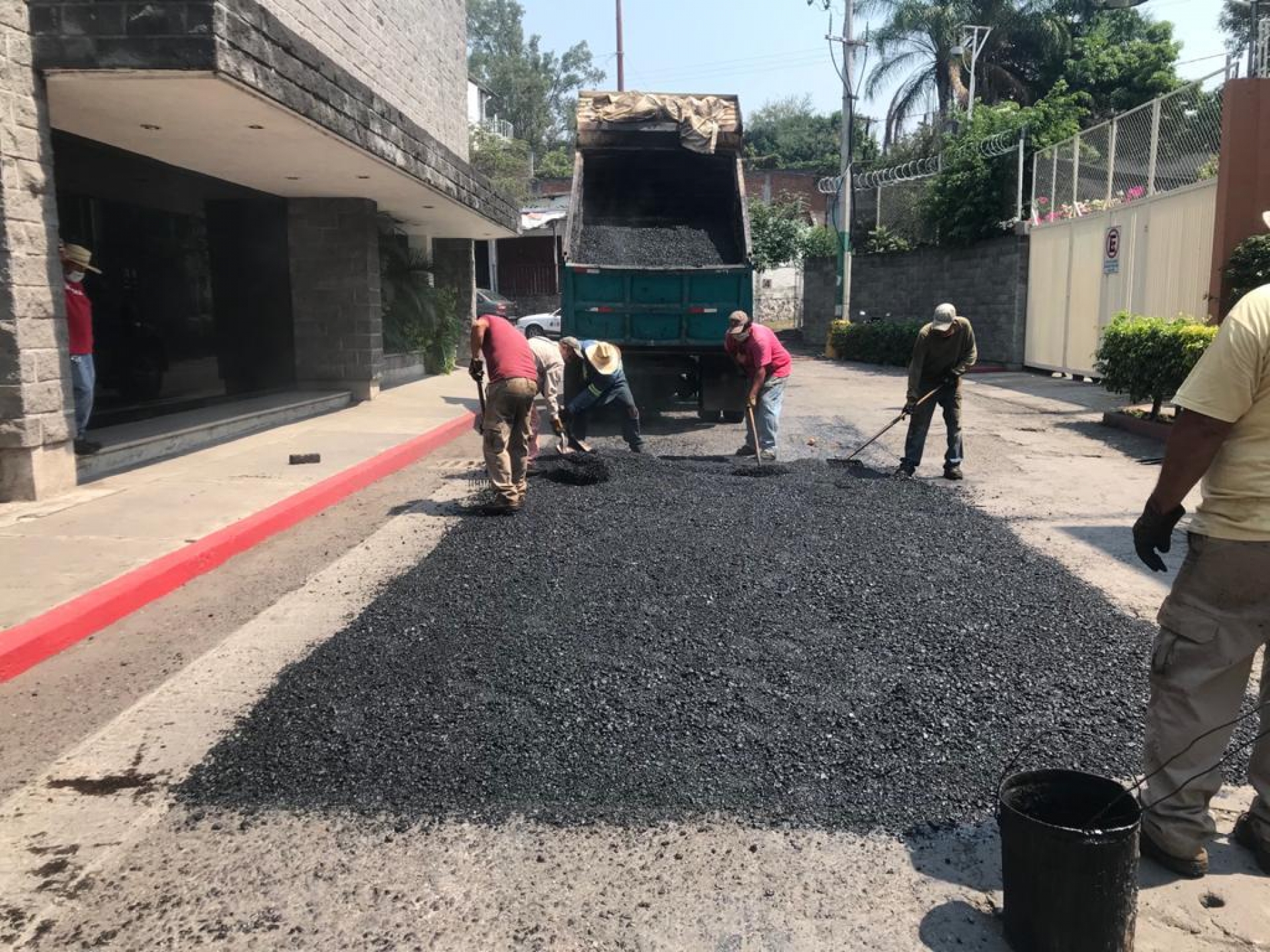 Concluye Ayuntamiento nivelación y bacheo en acceso al hospital del IMSS