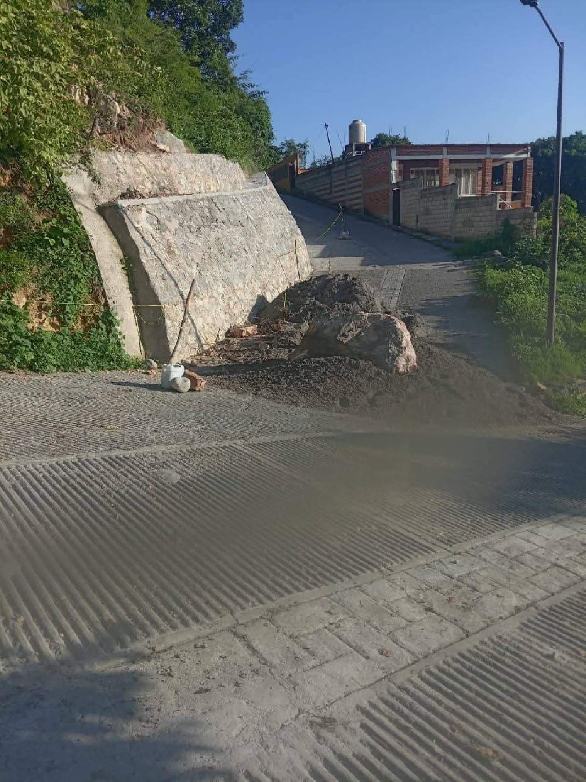 Previenen derrumbe en Coatetelco con demolición de rocas
