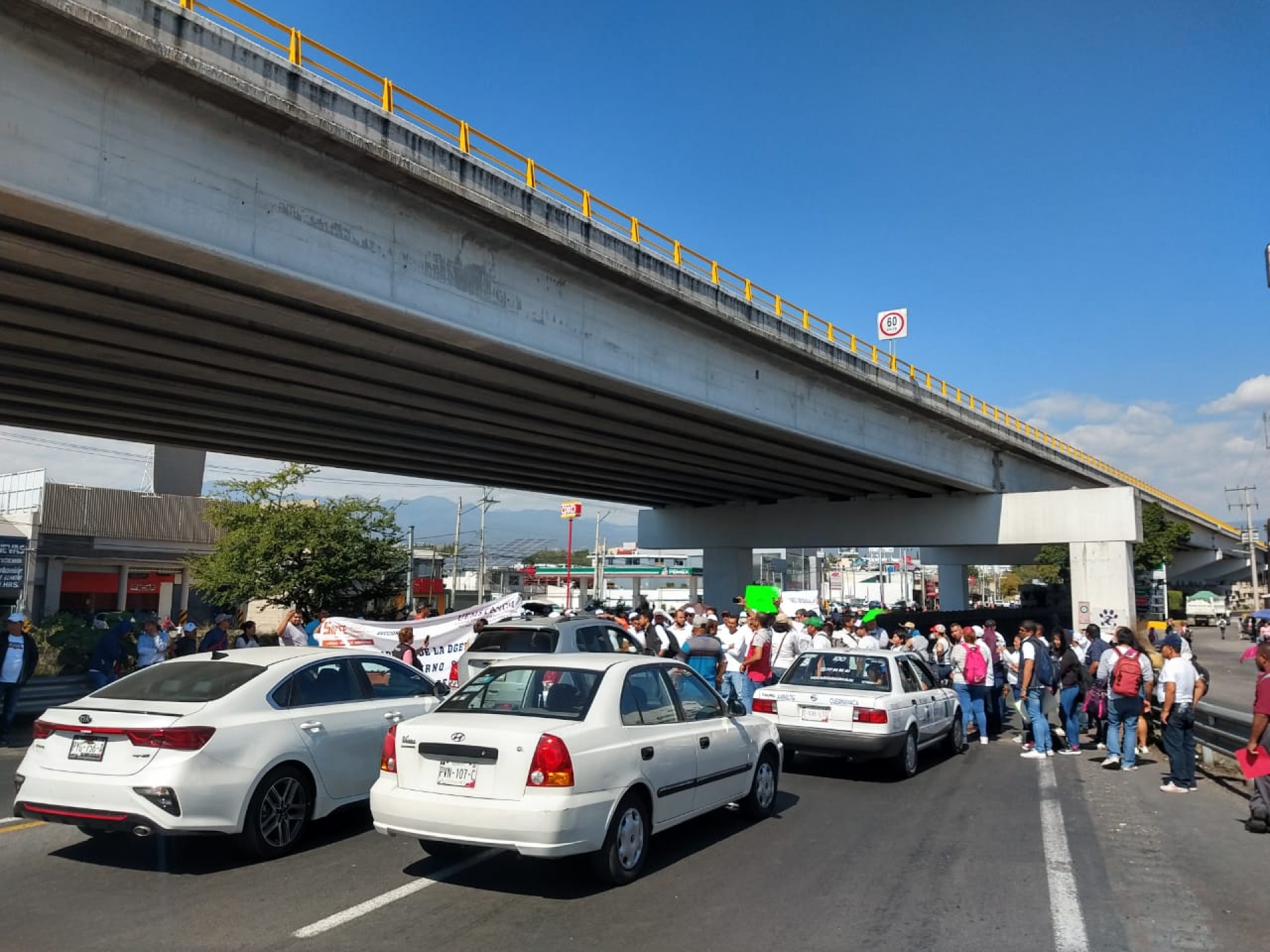 Bloquearon maestros homologados libramiento de autopista México-Acapulco, en El Polvorín