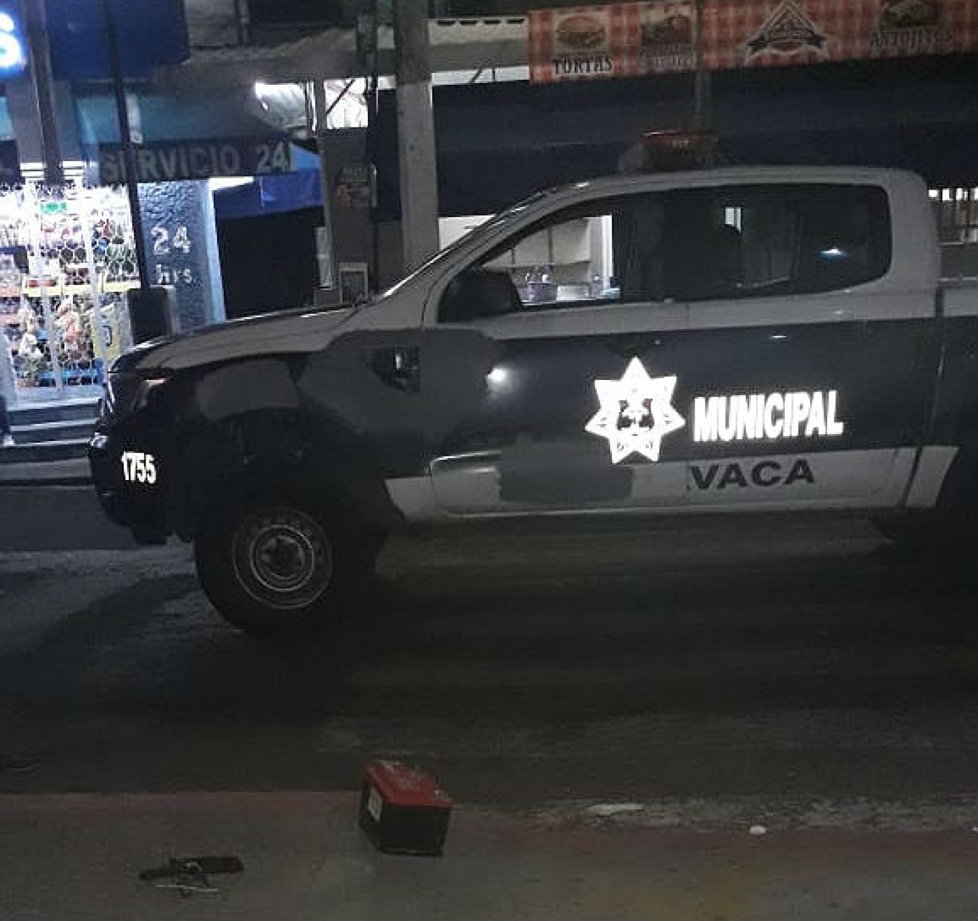 Golpean a hombre que presuntamente robó la batería de un vehículo