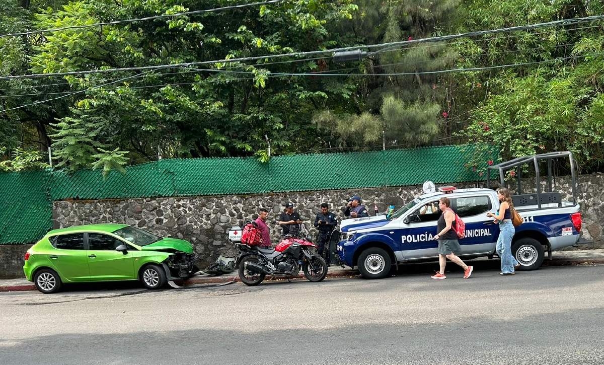 Choque entre una patrulla y un auto deja dos lesionados
