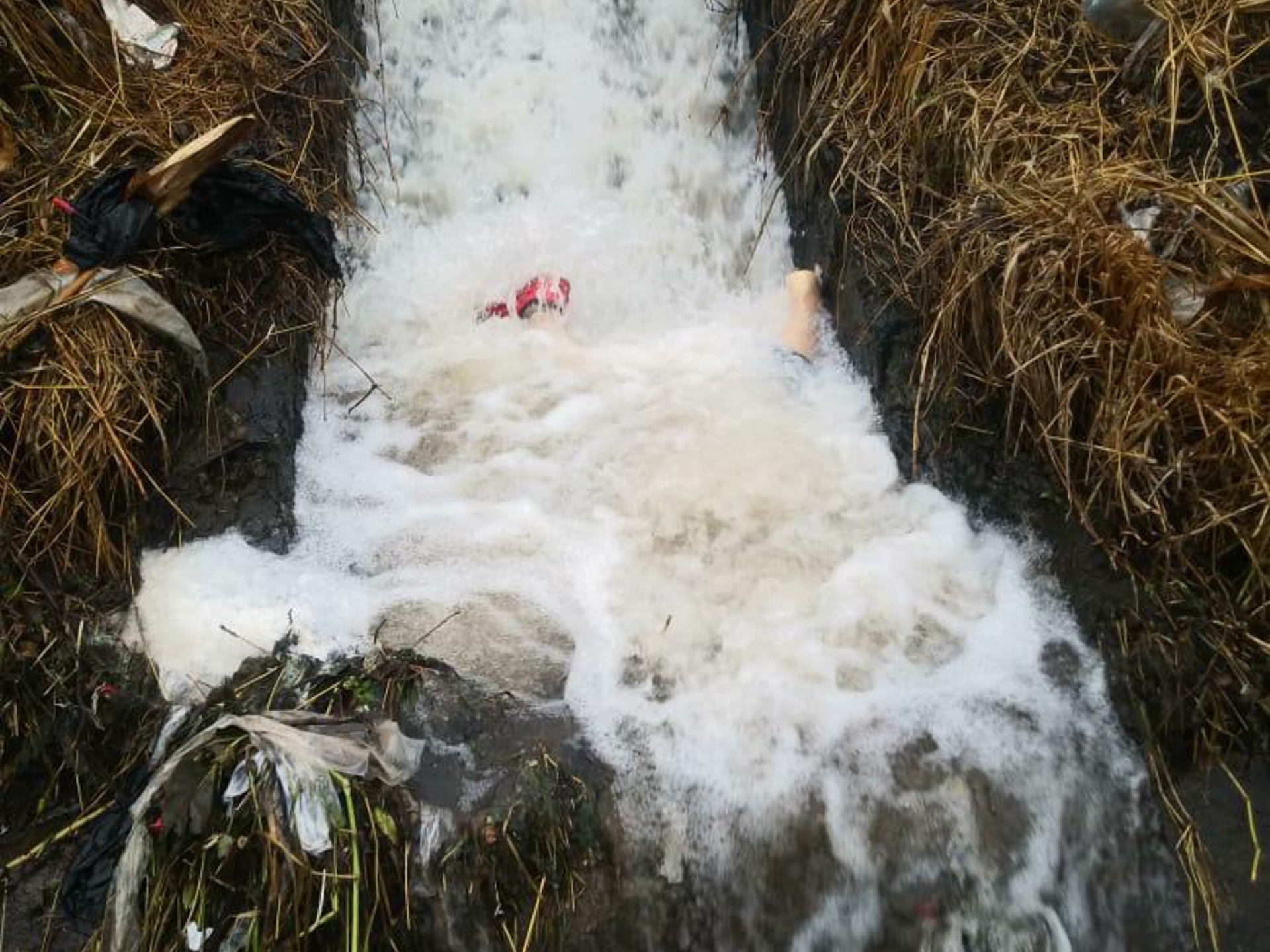 Hallan muerta a una mujer en un canal de riego
