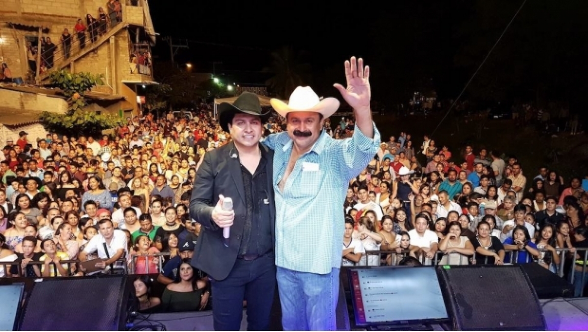 'Layín' regala 50 mil pesos en efectivo durante concierto de Julión Álvarez