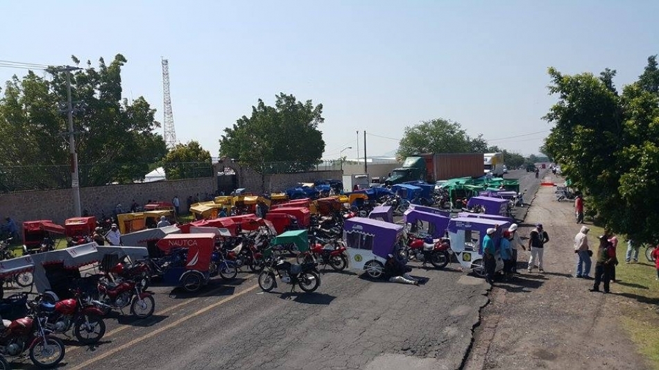 Moto-taxistas bloquean otra vez la Alpuyeca-Jojutla