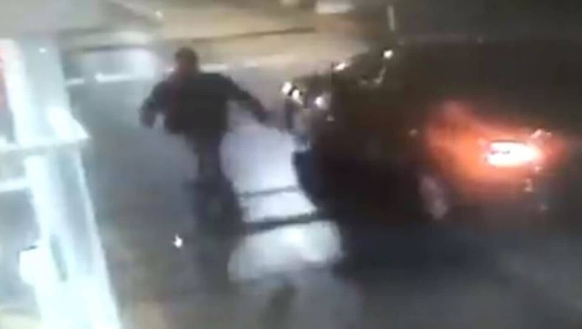 Conductor "casi" es atropellado por tráiler por no pagar caseta