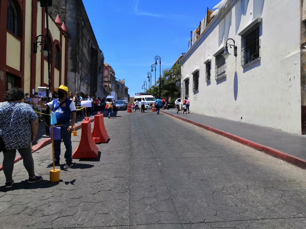Cierre de circulación en calle Hidalgo frente a primaria Benito Juárez, 'por salida escolar'