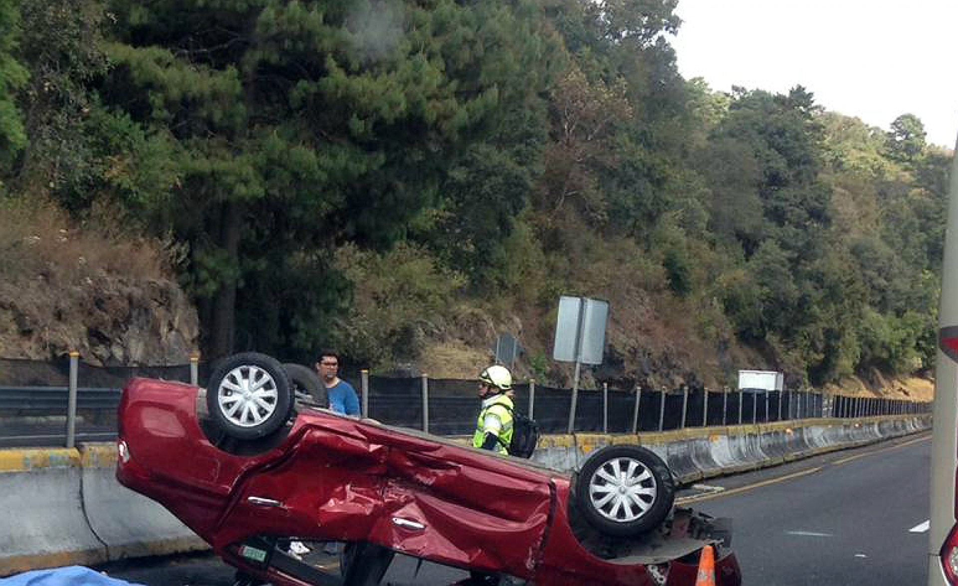 Fallece una persona tras volcadura de automóvil en la autopista México-Cuernavaca