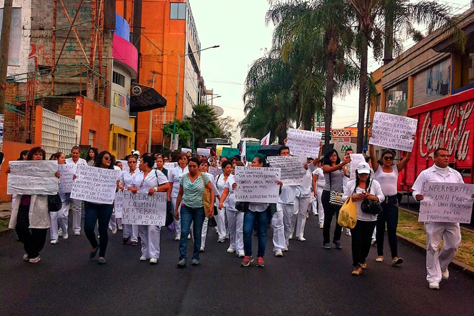 Marchan enfermeras en demanda de mejores condiciones laborales