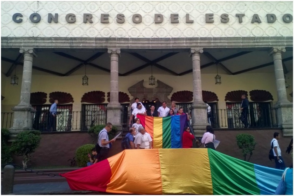Integrantes del Colectivo LGBTTTI se manifiestan afuera del Congreso