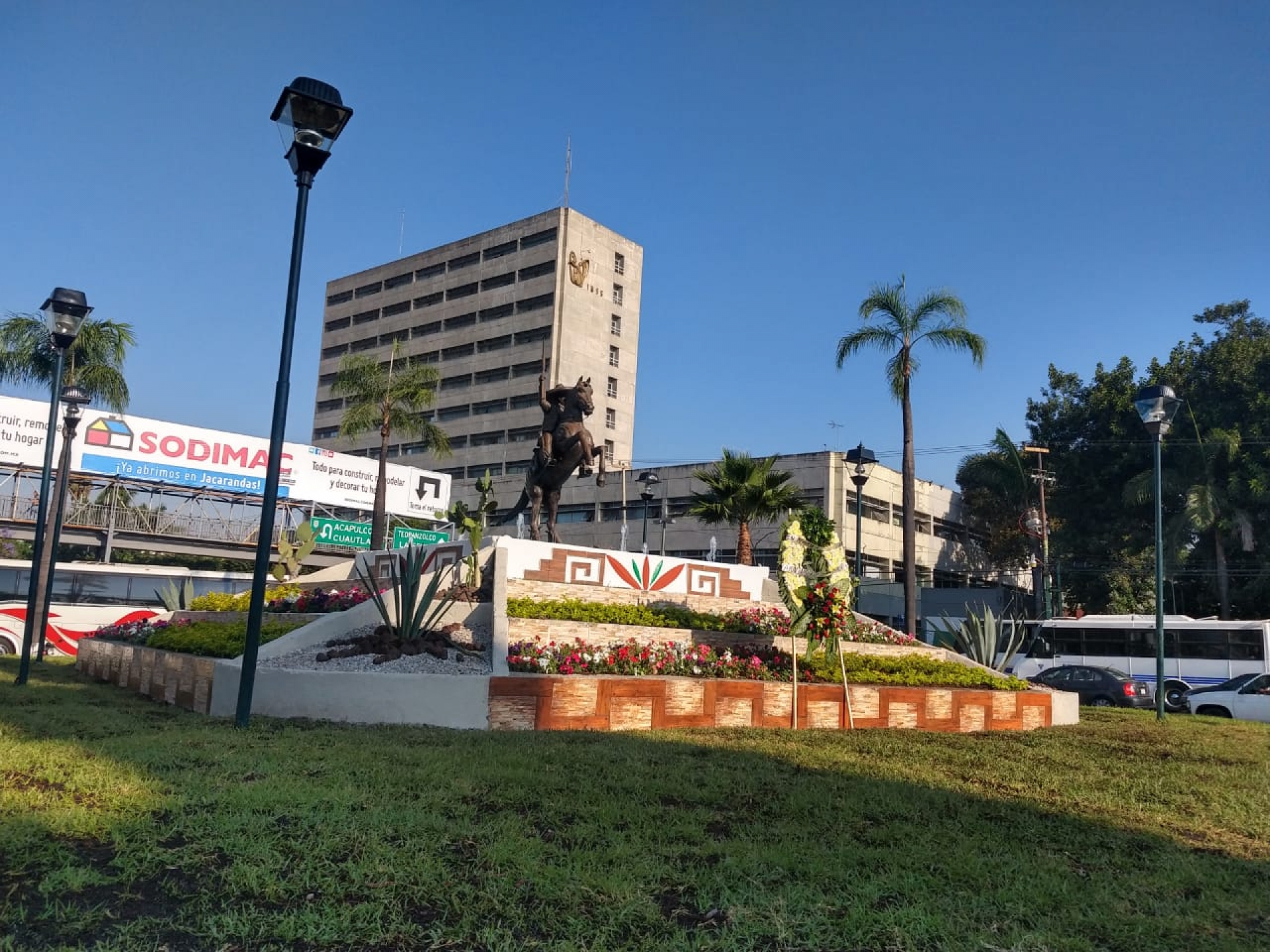 Inauguran estatua de 'El Zapatita' en la glorieta del IMSS