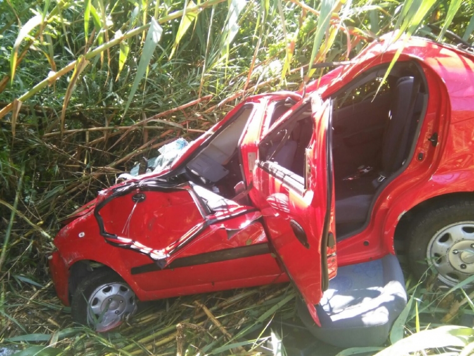 Una mujer resultó lesionada al volcar su auto