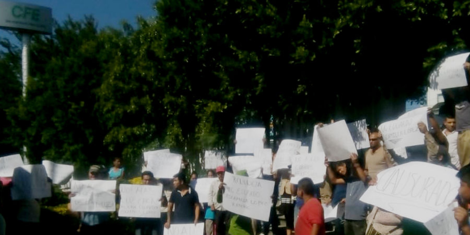 Protestan vecinos de Patios de la Estación en la CFE