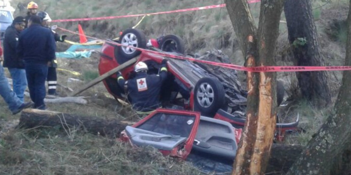 Fallecen prensadas dos personas en accidente en la carretera México-Cuernavaca