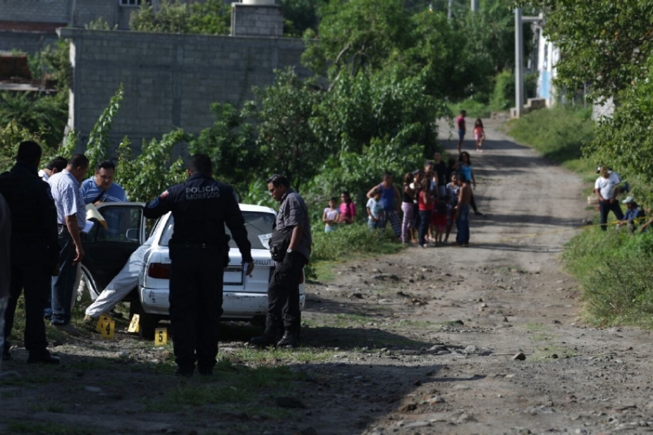 Abandonan un cadáver en la cajuela de un taxi