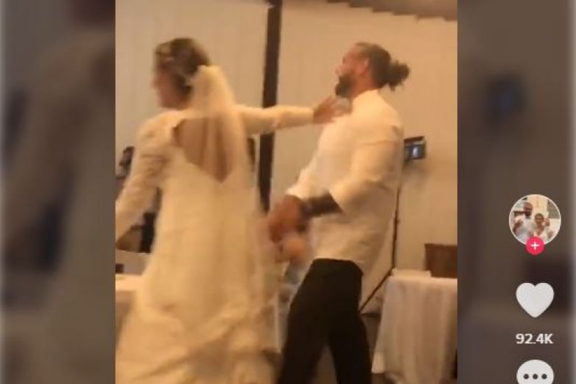 Recién casados se “enfadan” y se agarran a pastelazos en plena boda