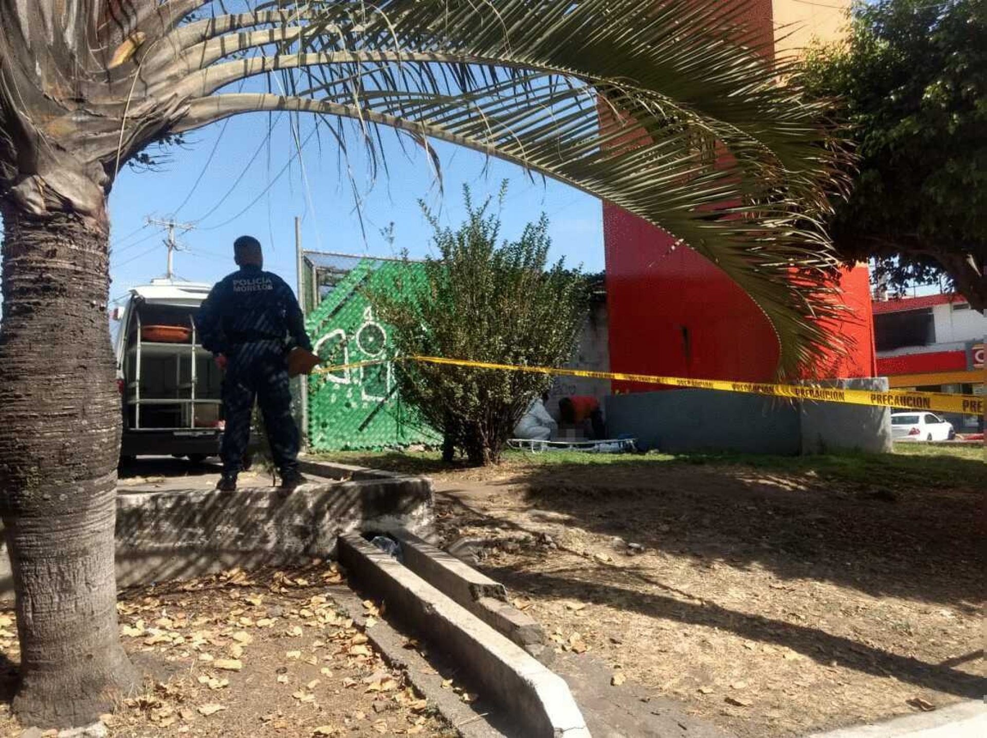 Hallan ahorcado a un indigente en el estacionamiento de una tienda, en Tejalpa