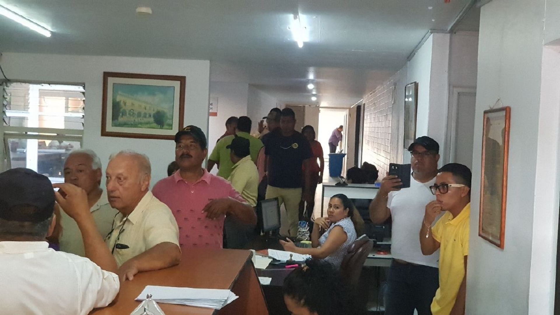 Ayudantes municipales de Cuautla toman el Ayuntamiento en exigencia del pago los apoyos económicos