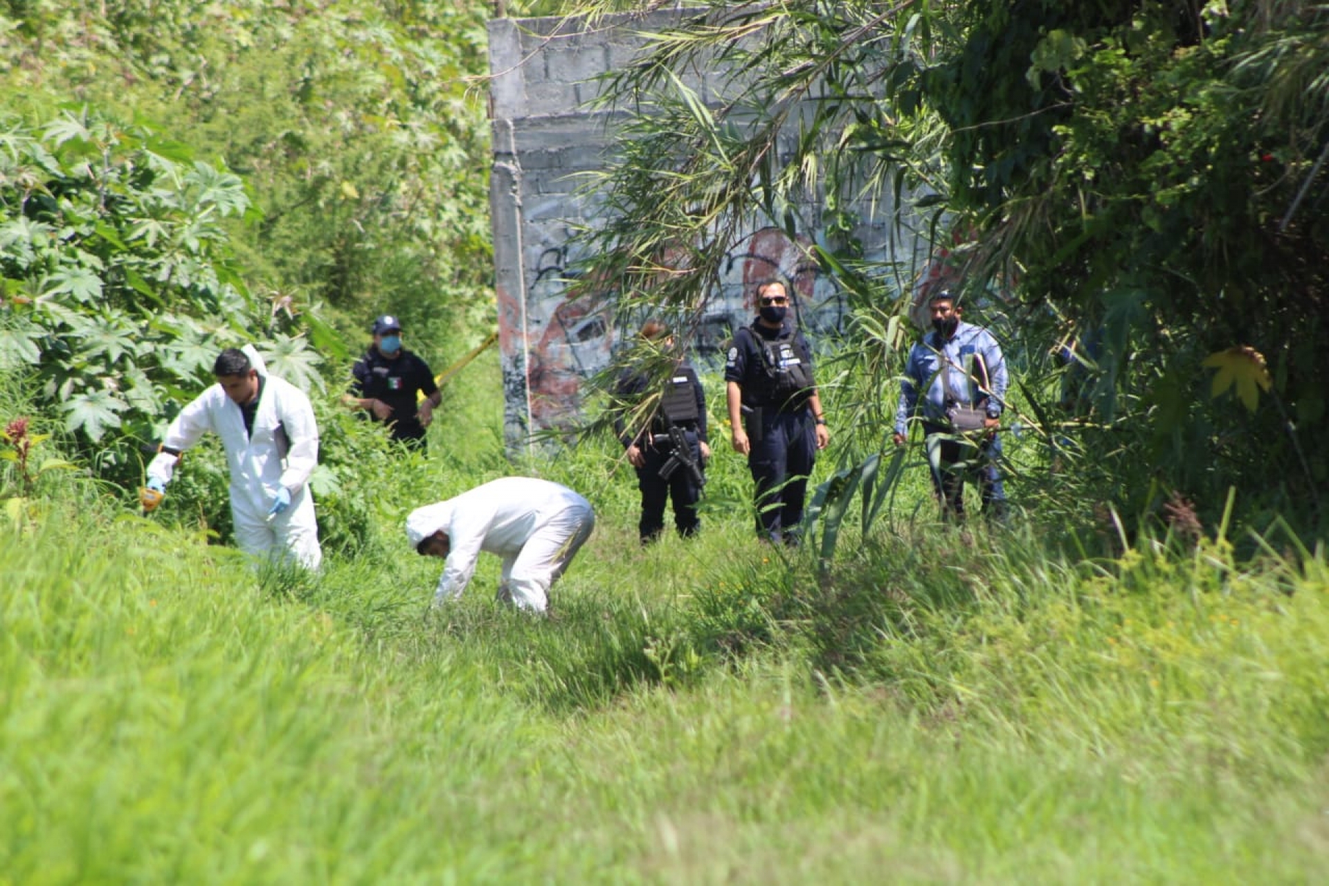 Con huellas de tortura y disparos, dejan los cuerpos sin vida de dos jóvenes en Tejalpa