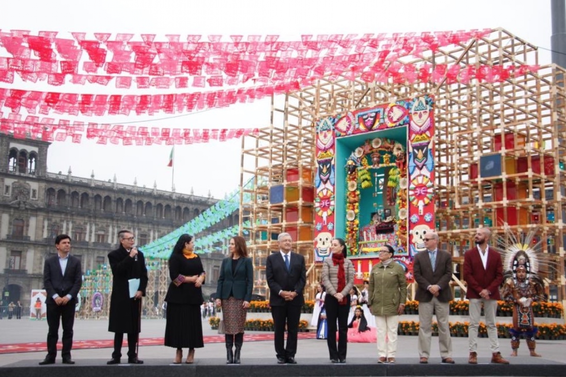Inauguran ofrenda Monumental de Día de Muertos en el Zócalo