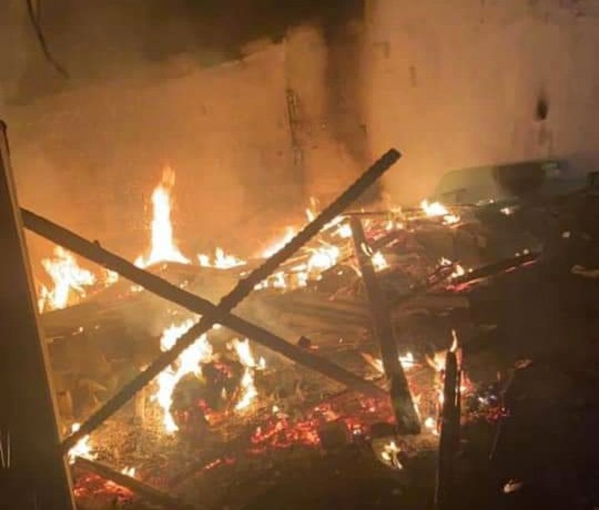 Sofocan bomberos incendio de casa de lámina y madera en la colonia Milpillas