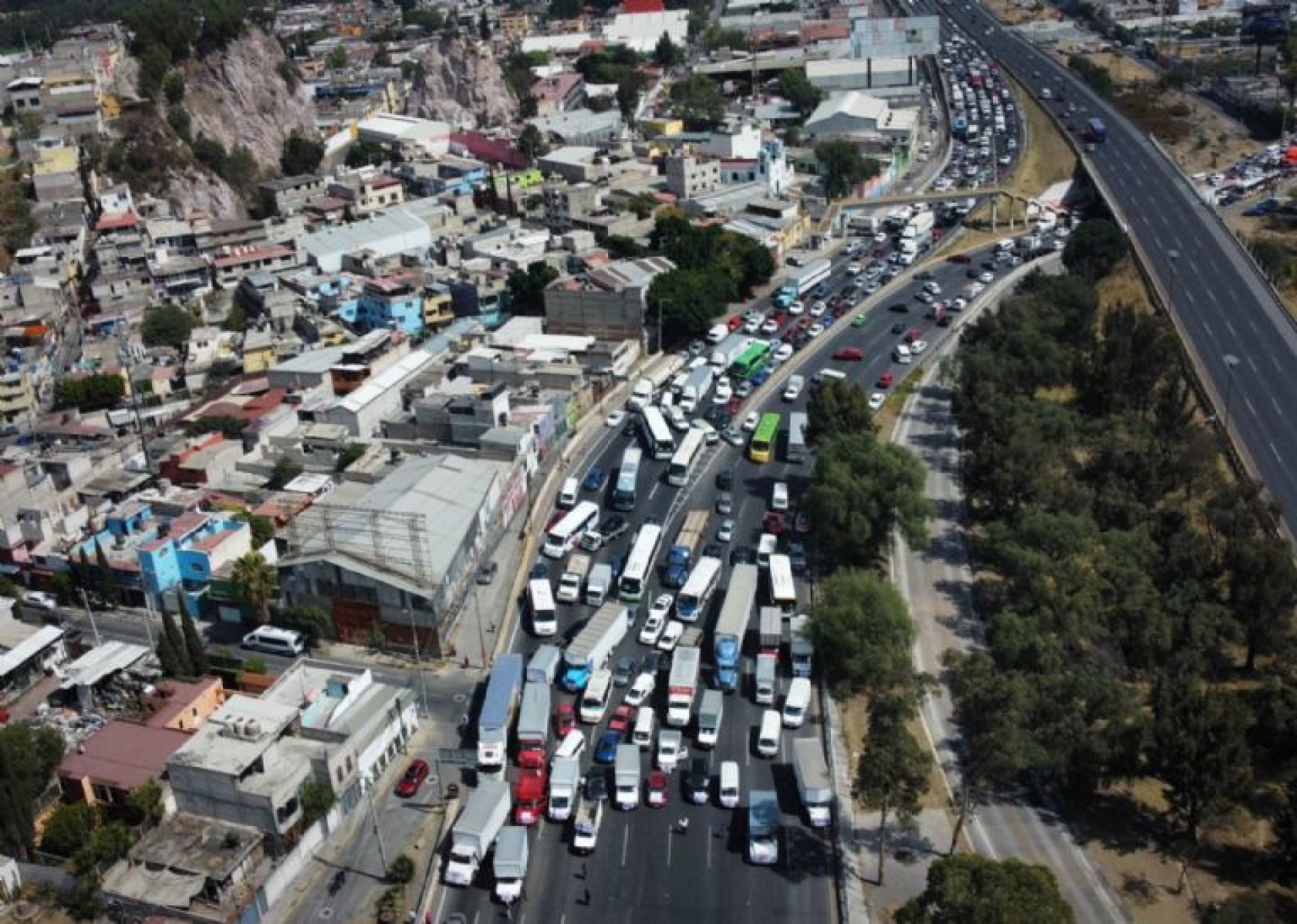 Transportistas cerrarán autopistas este viernes 17 de enero