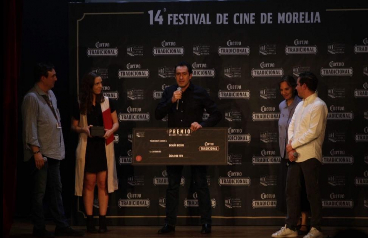 Donará Bichir premio de 120 mil pesos a padres de los 43