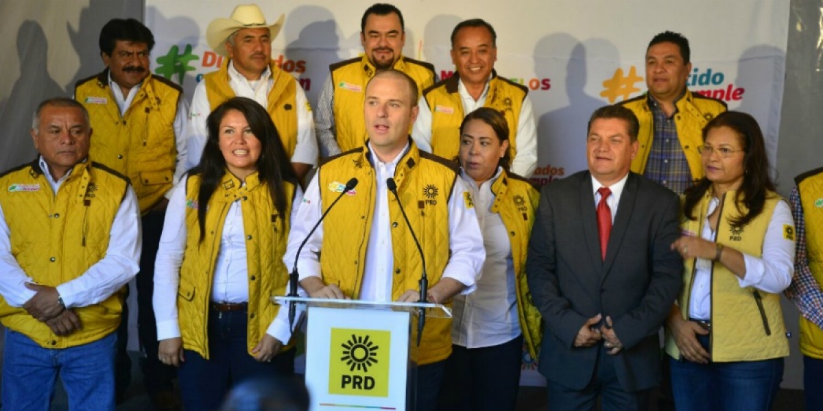 Celebran perredistas aprobación de la reforma constitucional en materia electoral