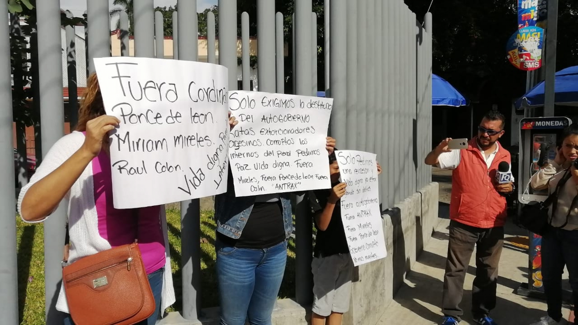 Familiares de internos del penal de Atlacholoaya protestan en el Congreso