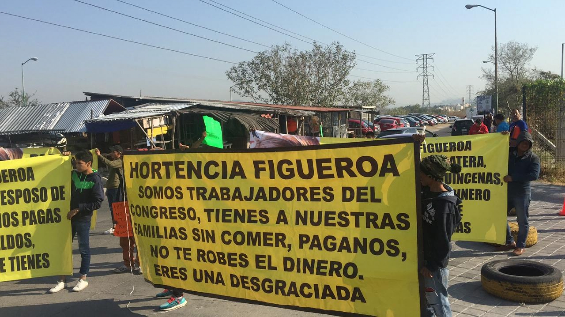 Trabajadores del Congreso se manifiestan en Atlacholoaya