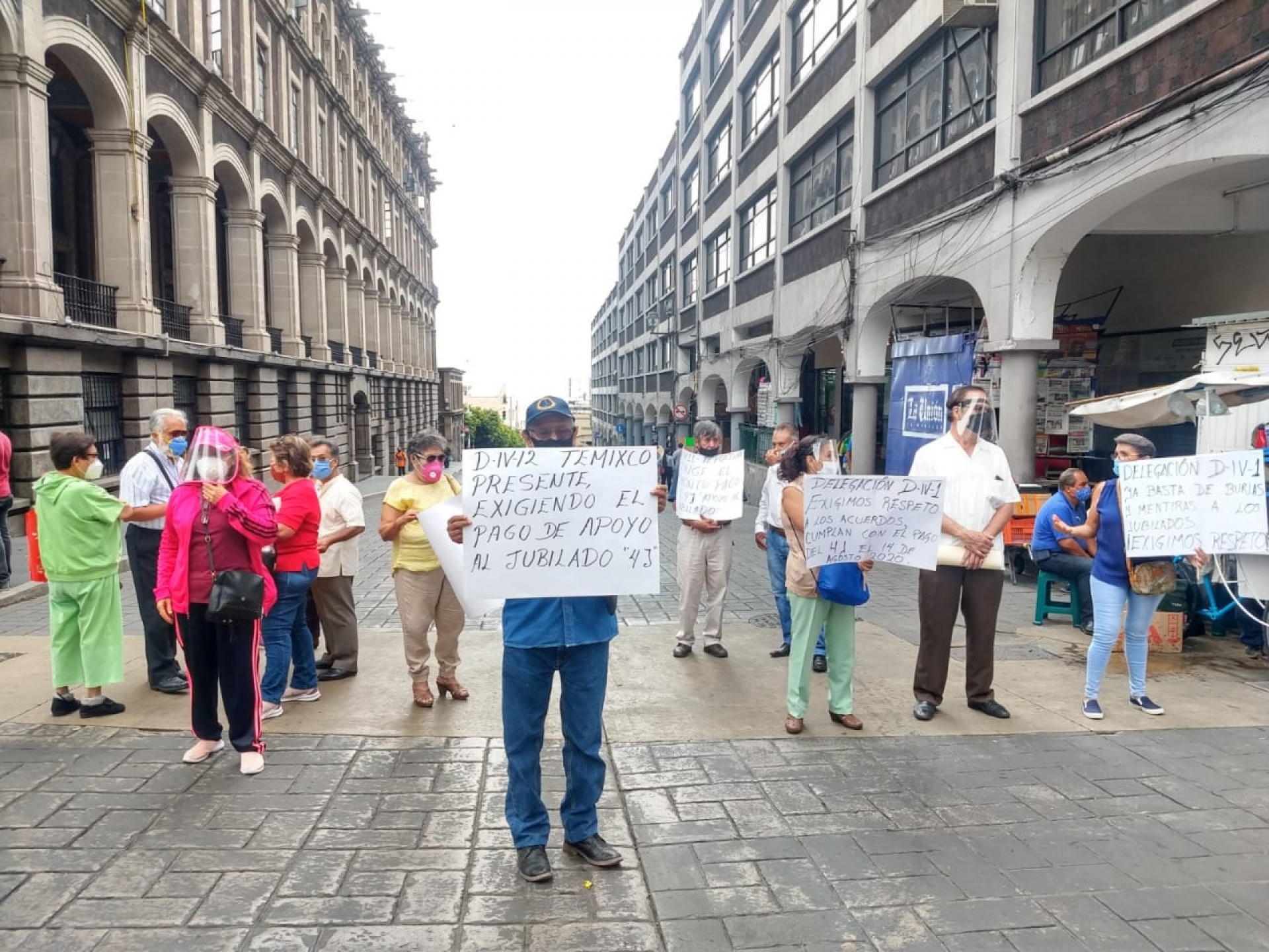 Maestros jubilados demandan pago de apoyos que no han cobrado desde mayo pasado