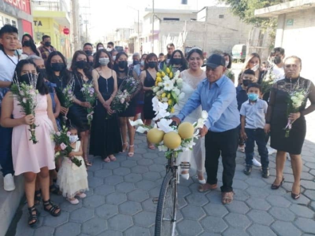 Papá decoró bicicleta como un carruaje para llevar a su hija al altar