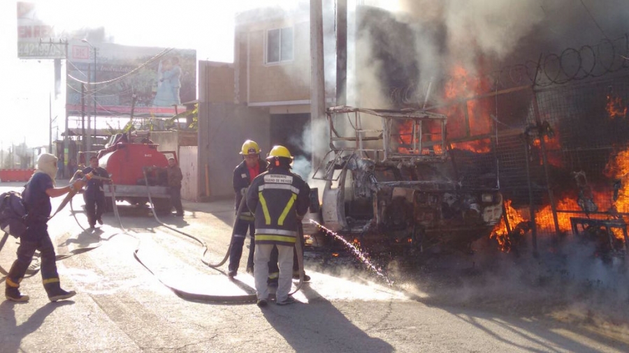 Se incendian seis vehículos en un lote de autopartes