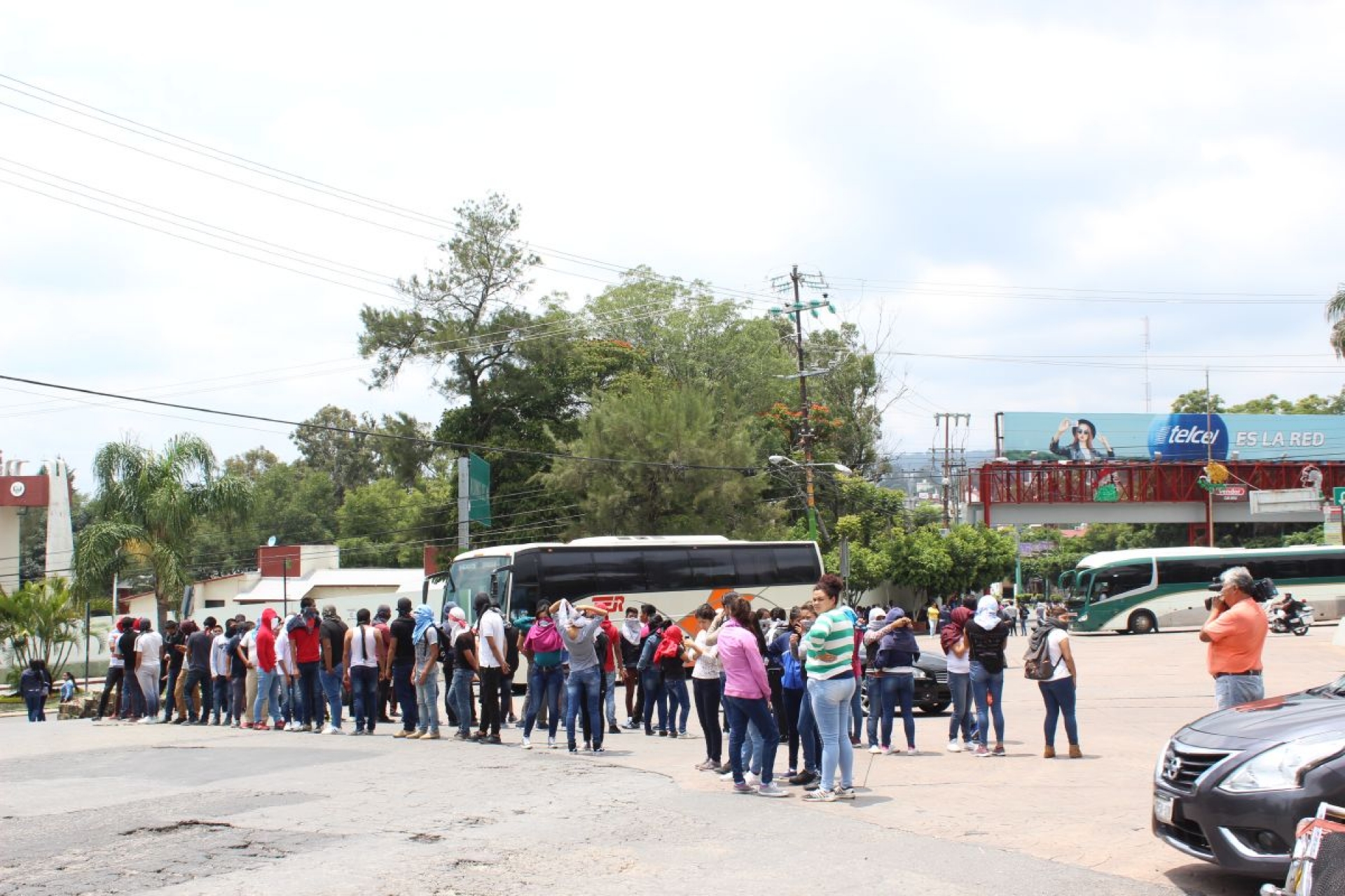 Normalistas de Amilcingo y de otros estados bloquean norte de Cuernavaca