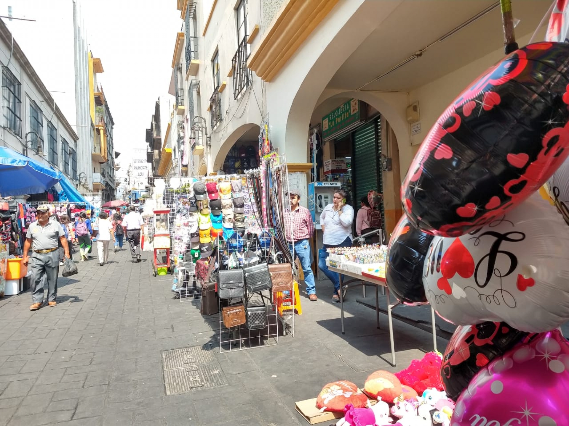 Vendedores semifijos instalan puestos en la calle Guerrero
