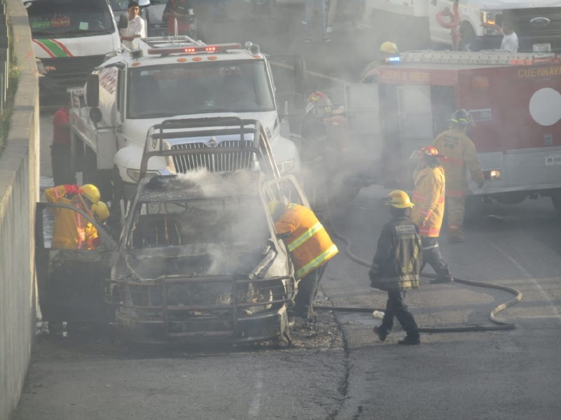 Se incendia patrulla de la Policía Morelos