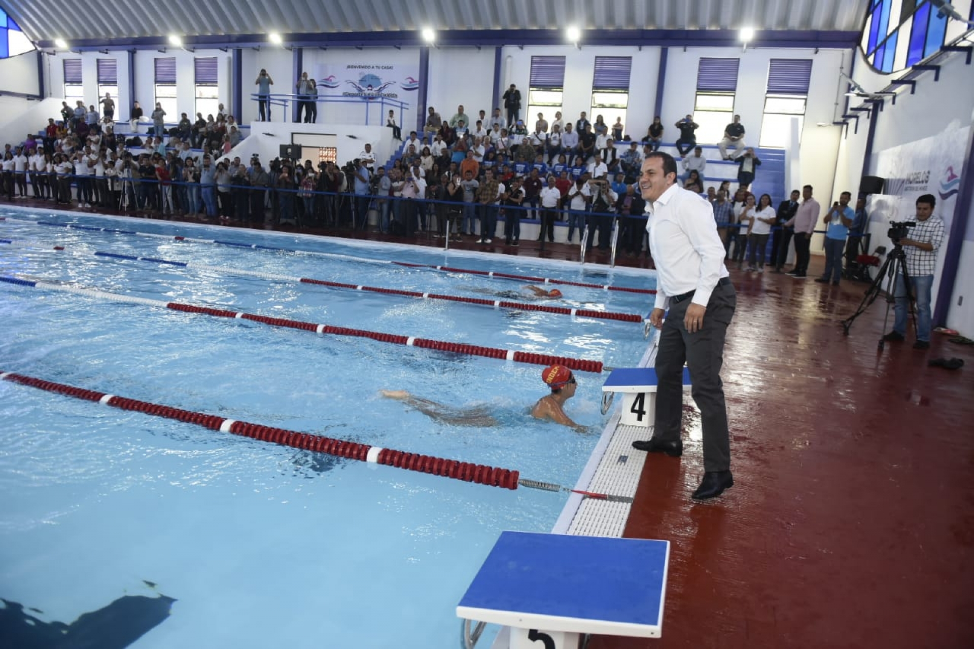 Entrega gobernador alberca semiolímpica en la unidad deportiva 'Centenario'