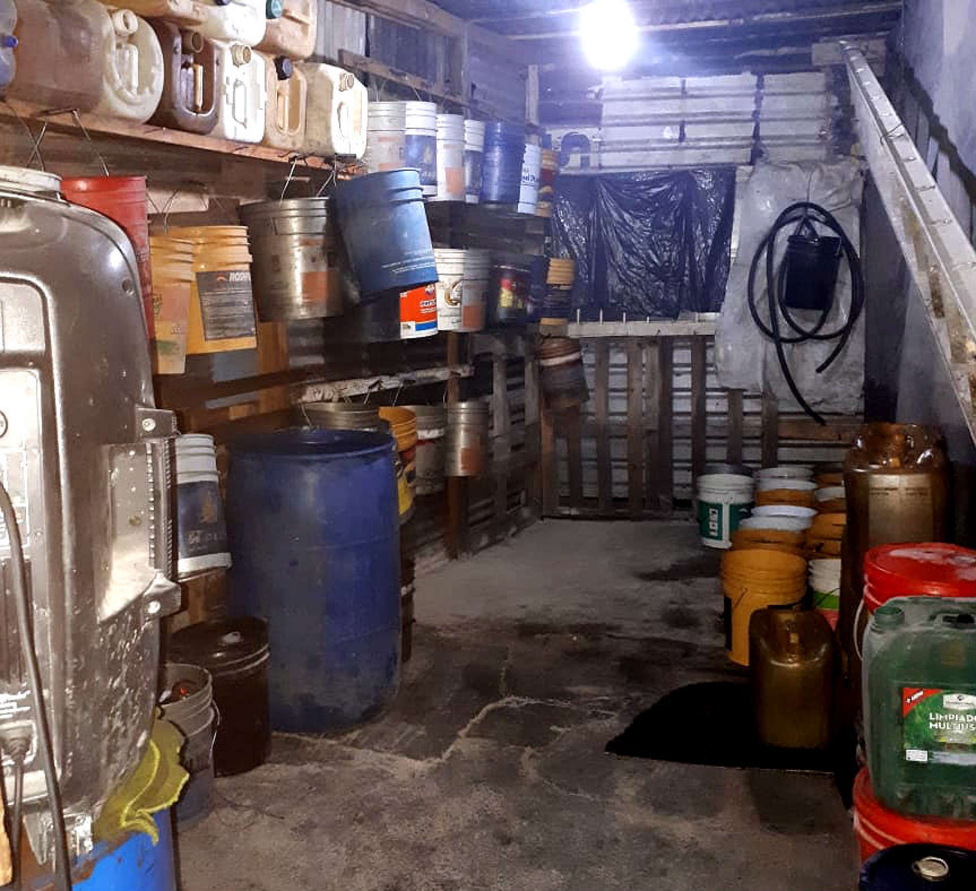Detienen a dos hombres y aseguran 13 garrafas con combustible, en Zapata