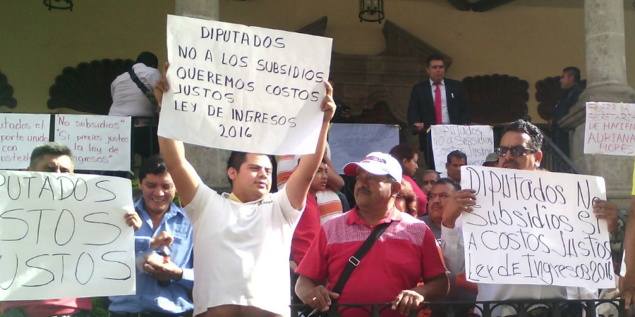 Se manifiestan transportistas frente al Congreso local