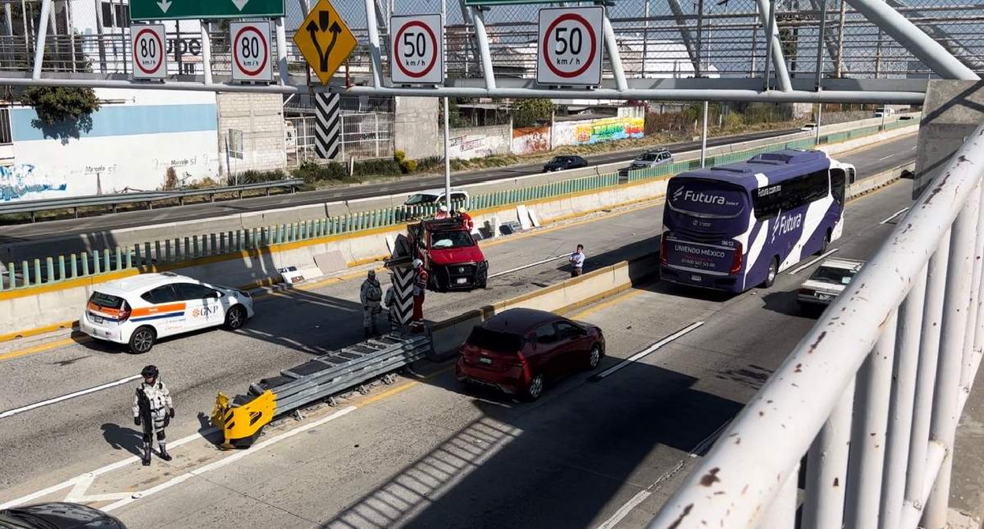 Volcadura en el Paso Exprés deja dos heridos
