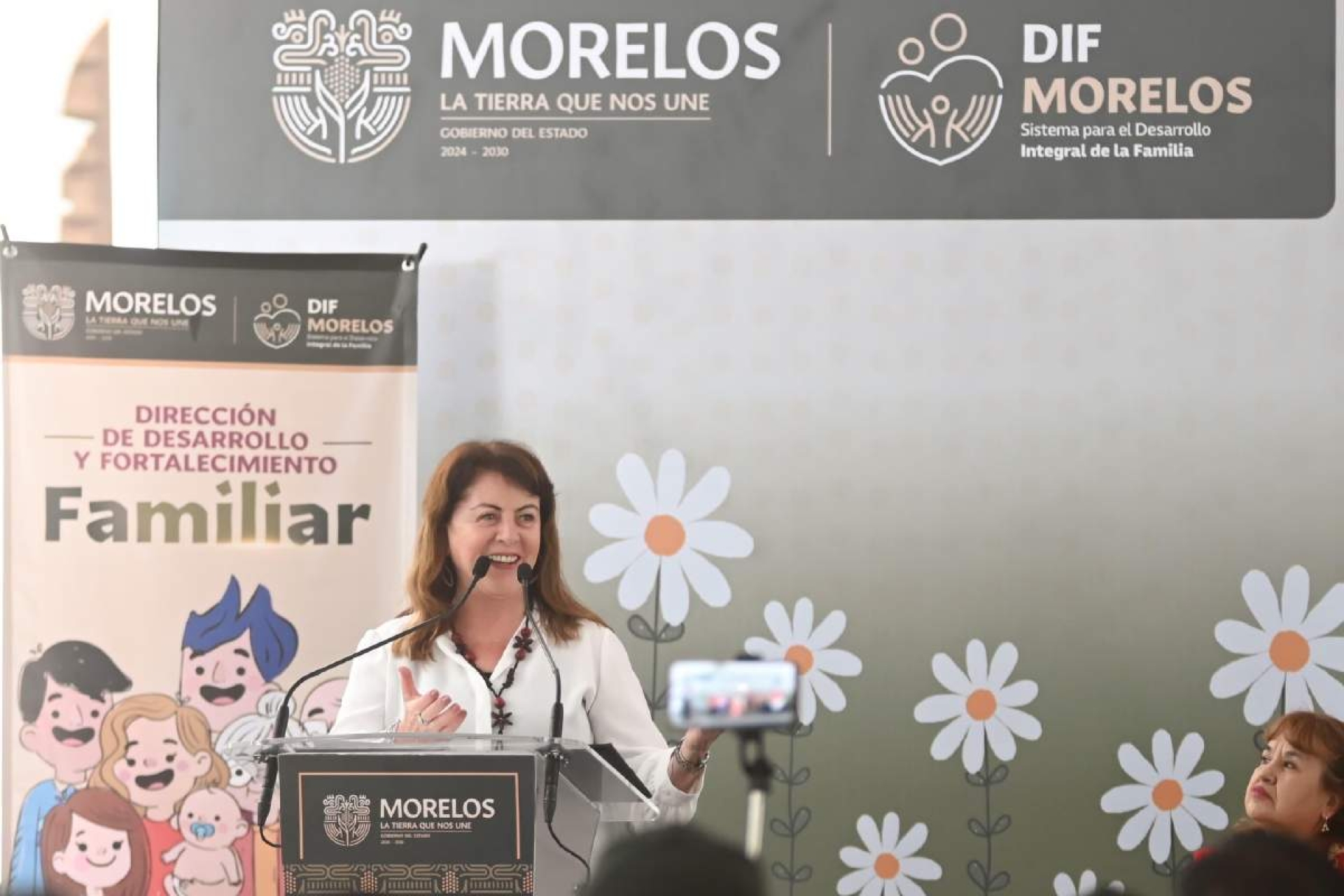 Celebra gobernadora paridad en candidaturas