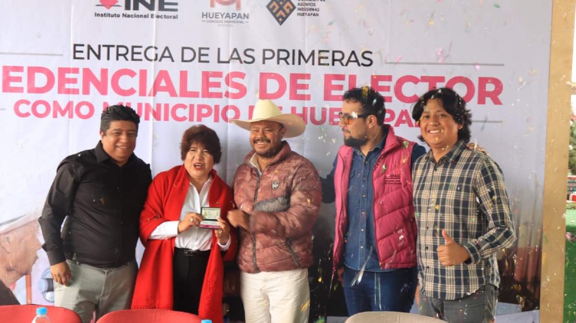 Habitantes de Hueyapan reciben su primera credencial para votar