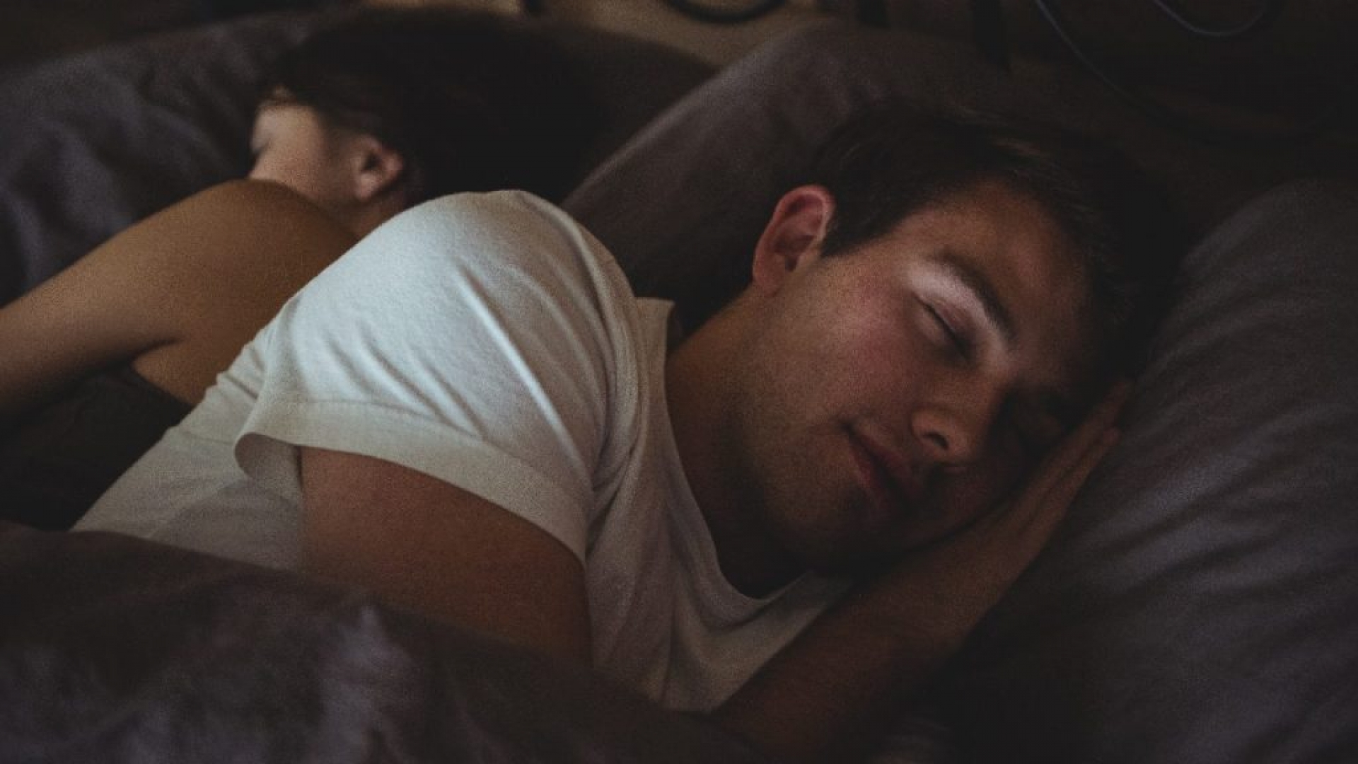 ¿Duermes mucho los fines de semana? Según estudio, es necesario