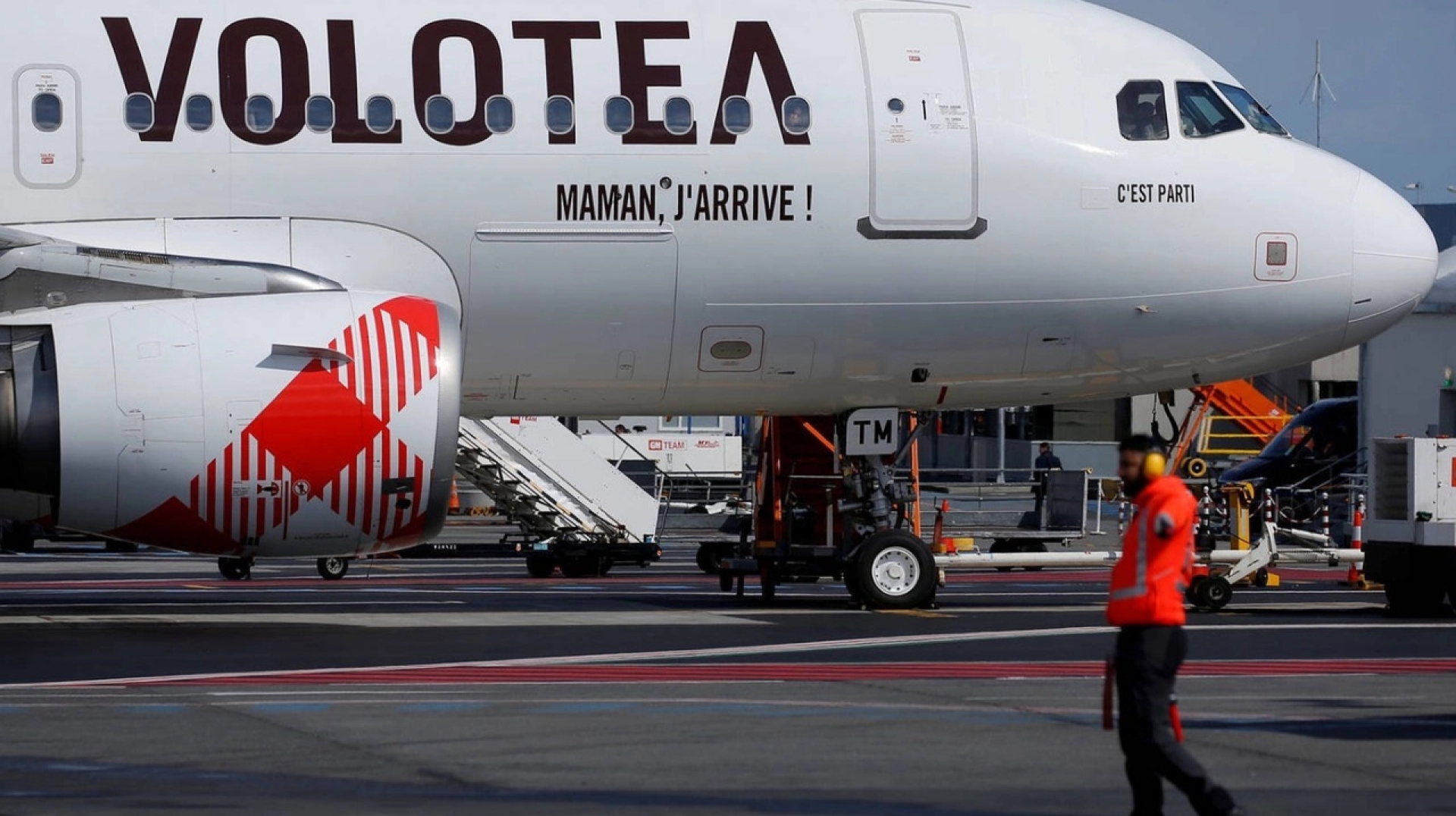 Hombre muere tras ser absorbido por motor de avión en aeropuerto de Italia