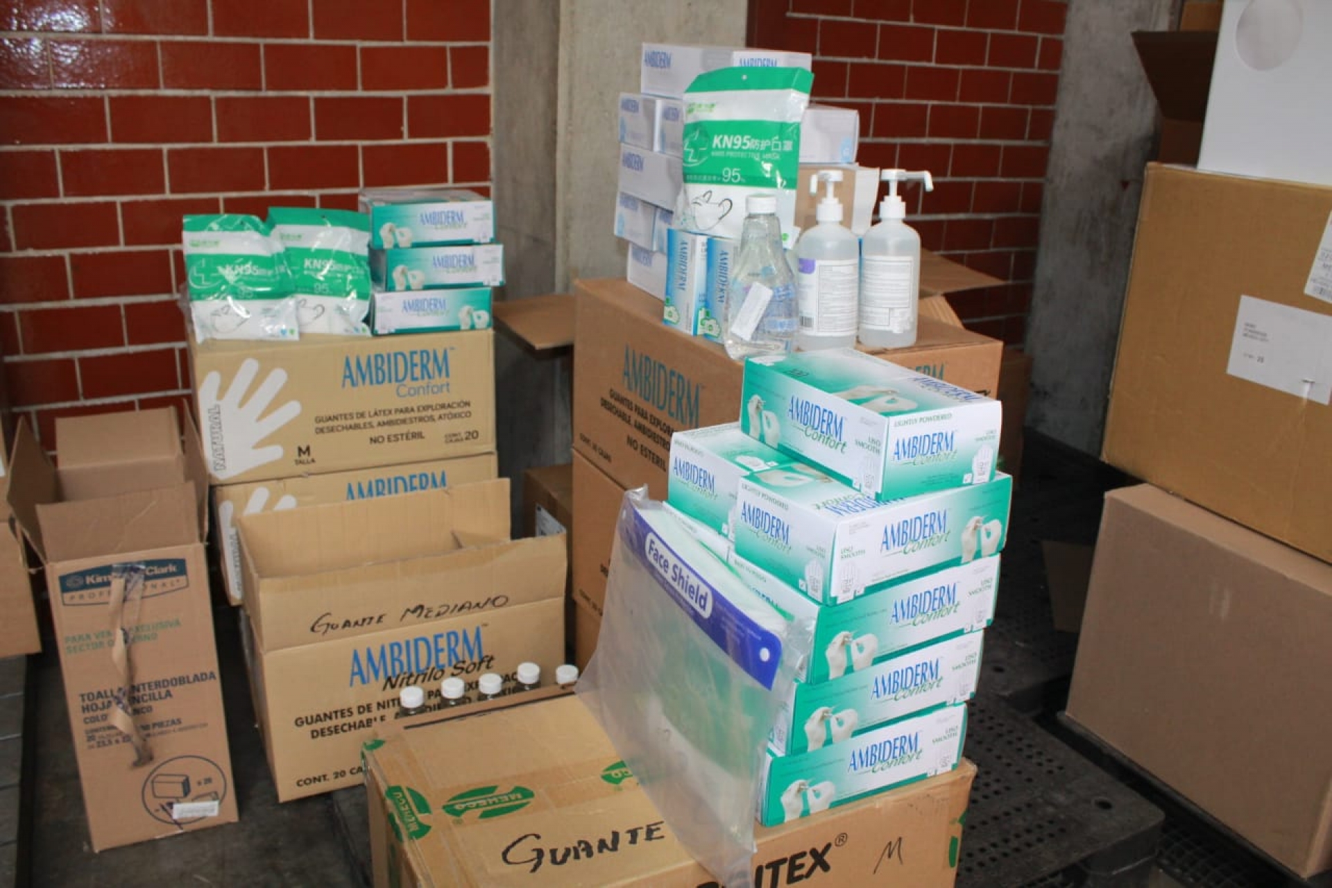 Llegan cubrebocas, gafas y guantes para unidades del IMSS en Morelos