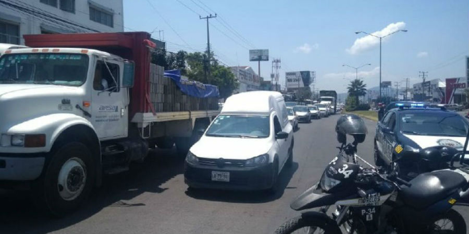 Transportistas bloquearon bulevar Cuauhnáhuac