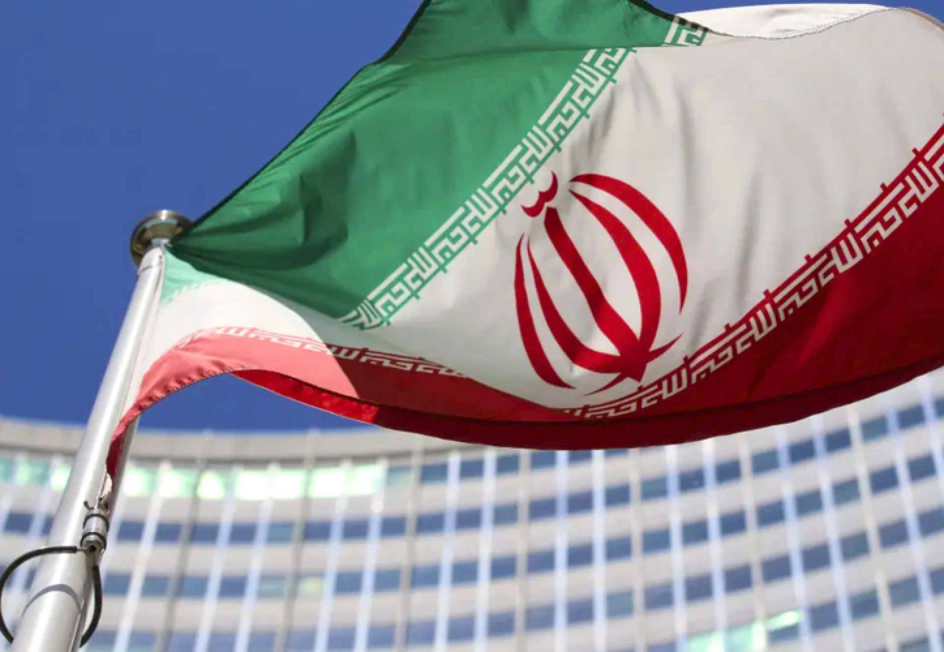 Irán advierte a países vecinos sobre ataques a bases de EU