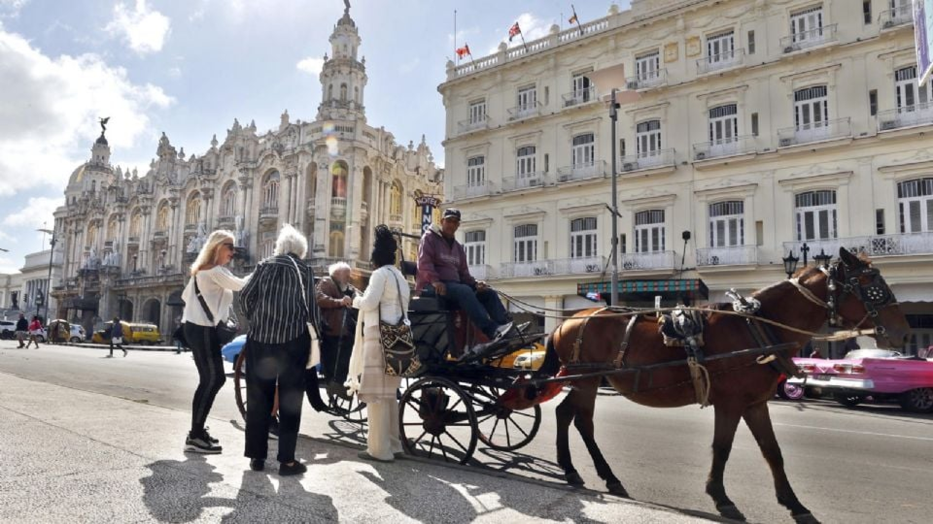 Cuba cierra hoteles y reubica turistas por crisis energética y falta de combustible