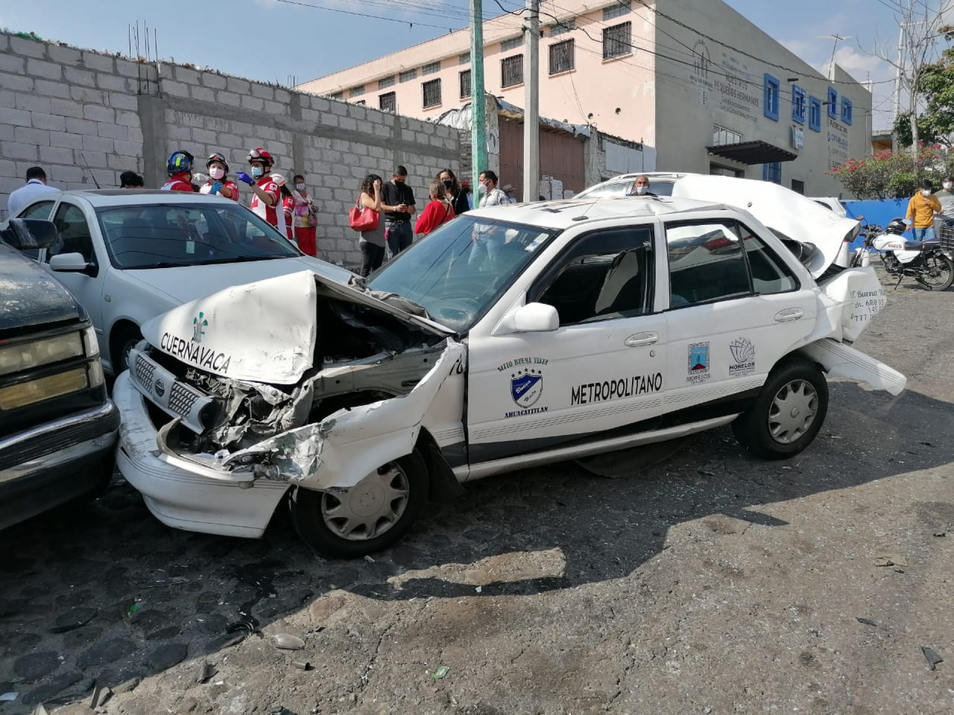 Camioneta impacta a taxi, en Buenavista; tres personas resultaron heridas