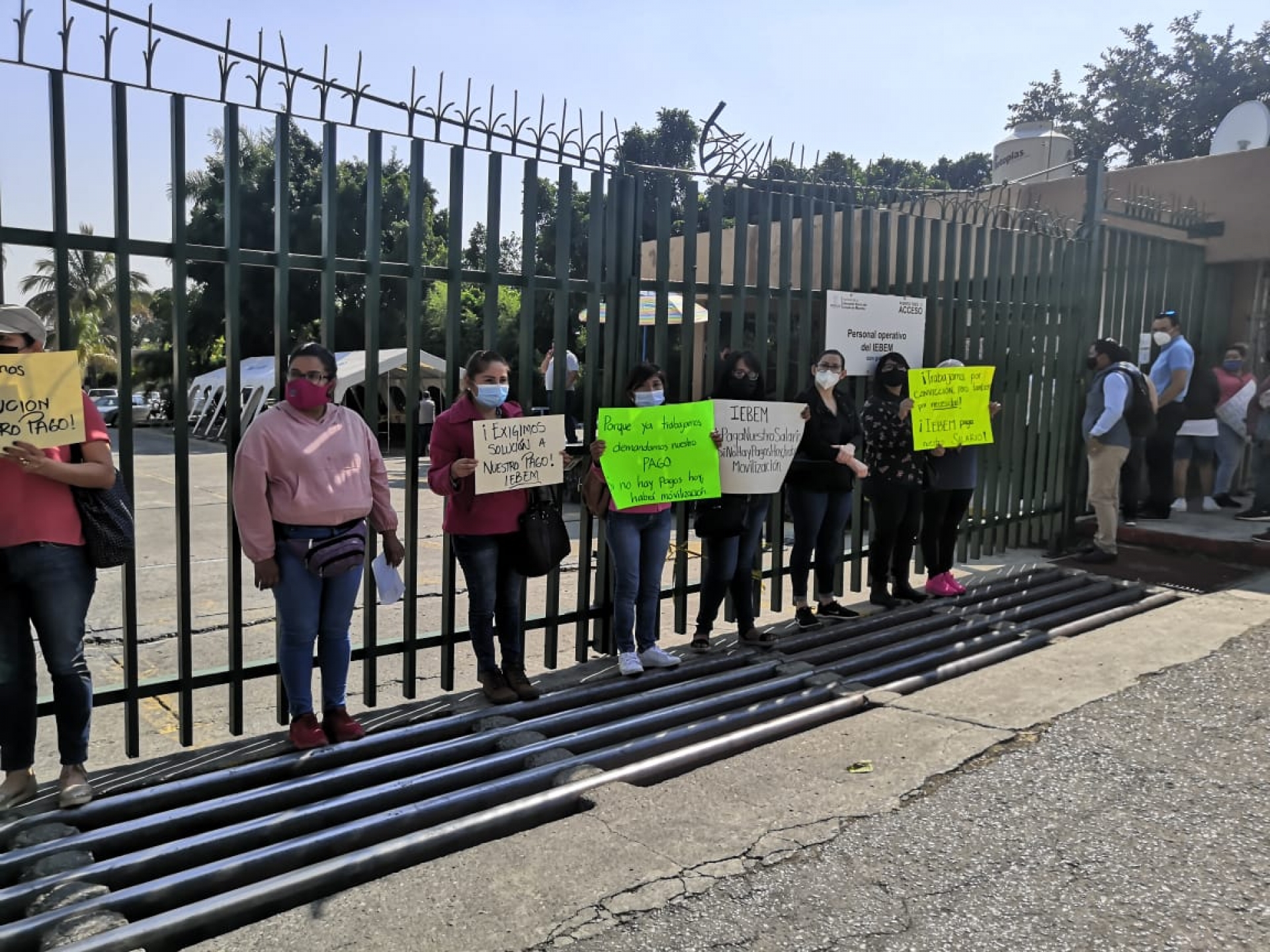 Maestros de secundarias generales protestan en el IEBEM