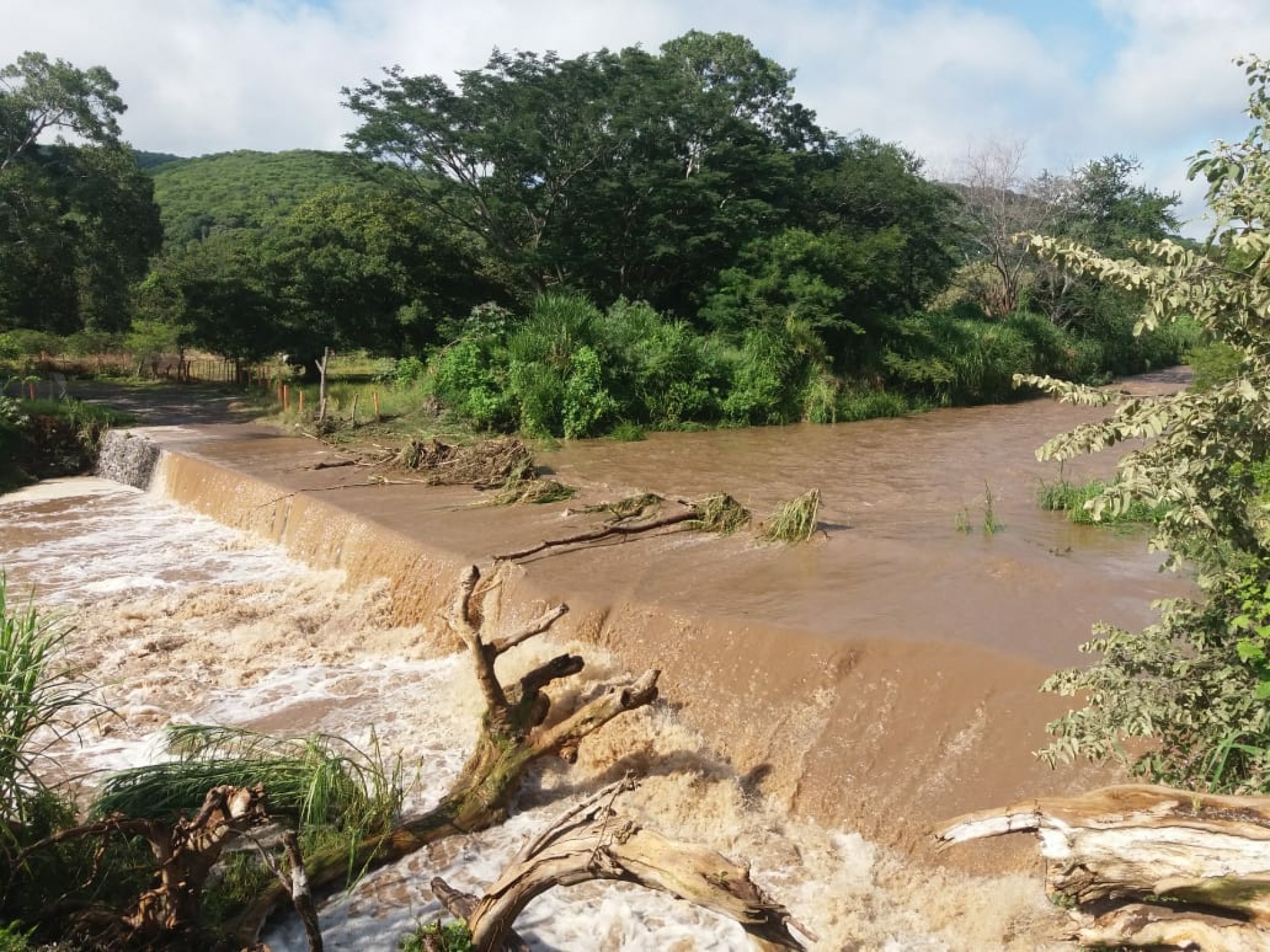 Informa PC sobre desbordamiento en vado de río Chalma